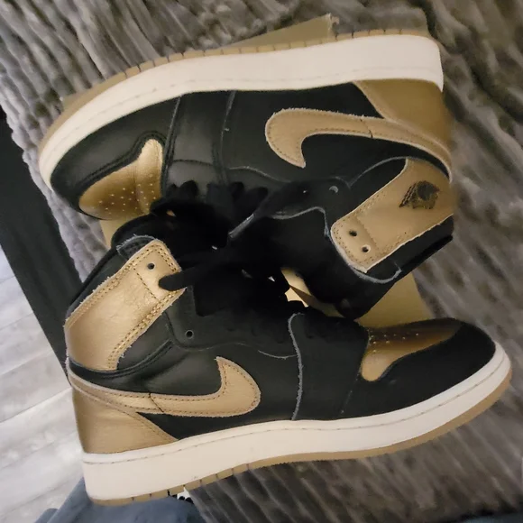 Air Jordan 1 Retro High OG'Metallic Gold